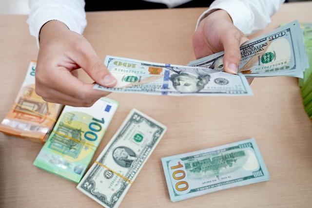 Giá USD hôm nay 25.8.2025: Đứng yên khi bảng Anh, euro tăng trở lại - Ảnh 1.