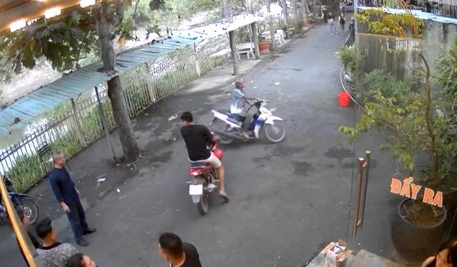 Lấy lời khai nhóm hành hung người đàn ông trong quán karaoke ở TP.HCM?- Ảnh 1.