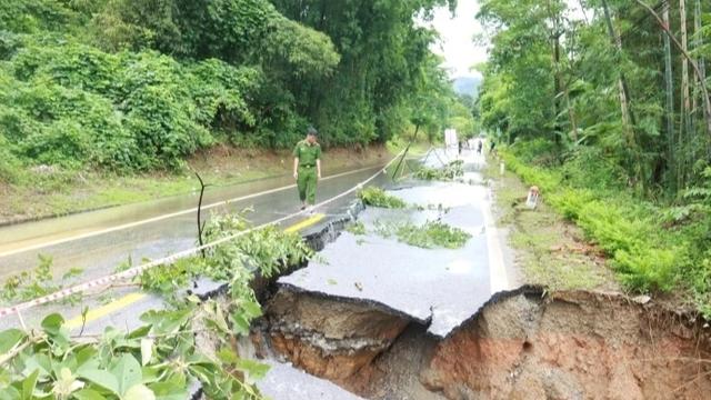 Lũ lớn xé toạc đập tràn , hàng trăm người dân gặp khó khăn tại Mật Thành - Ảnh 3.
