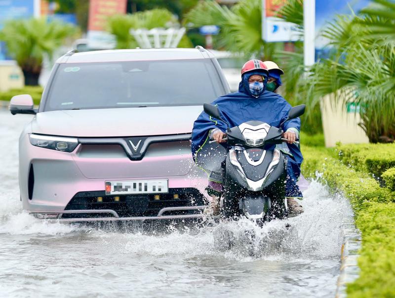 Nhiều tuyến phố Thanh Hóa ngập lụt sau cơn bão số 5 gây thiệt hại lớn - Ảnh 2. Nhiều tuyến phố Thanh Hóa ngập lụt sau cơn bão số 5 gây thiệt hại lớn - Ảnh 2.