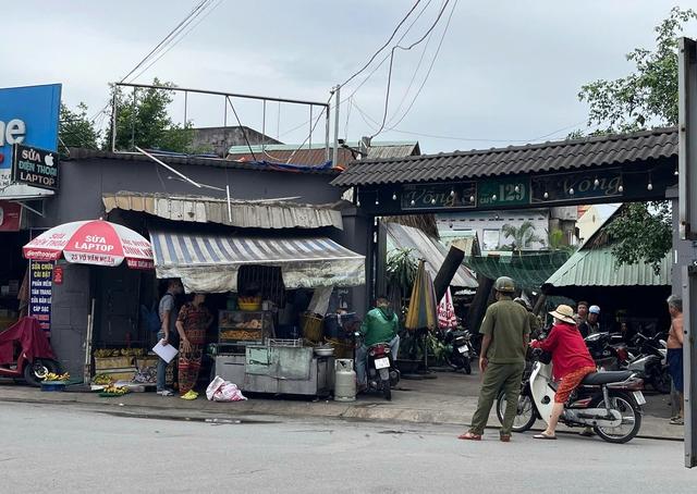 TP.HCM: Truy xét kẻ phóng hỏa đốt phòng trọ, cướp xe máy làm 2 người bị thương- Ảnh 1. TP.HCM: Truy xét kẻ phóng hỏa đốt phòng trọ, cướp xe máy làm 2 người bị thương- Ảnh 1.