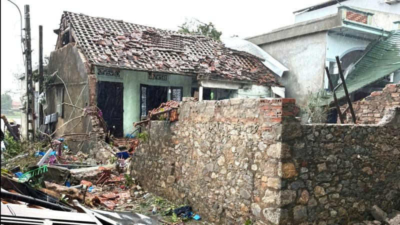 Lốc xóay Ninh Bình gây thiệt hại nghiêm trọng , người dân khắc phục hậu quả - Ảnh 3. Lốc xóay Ninh Bình gây thiệt hại nghiêm trọng , người dân khắc phục hậu quả - Ảnh 3.