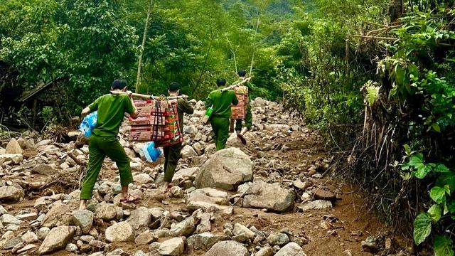 Công an cõng mì tôm cứu trợ dân cô lập tại bản Pa , xã Tam Thanh - Ảnh 2. Công an cõng mì tôm cứu trợ dân cô lập tại bản Pa , xã Tam Thanh - Ảnh 2.
