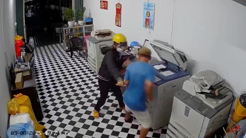 Bắt nghi phạm đâm chủ tiệm photocopy vì xin tiền bất thành - Ảnh 2.