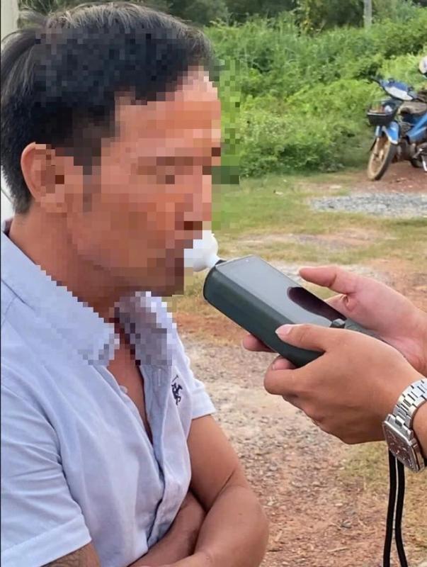 Đồng Nai: Tài xế vi phạm nồng độ cồn vượt hơn 5 lần mức 'kịch khung'- Ảnh 2. Đồng Nai: Tài xế vi phạm nồng độ cồn vượt hơn 5 lần mức 'kịch khung'- Ảnh 2.