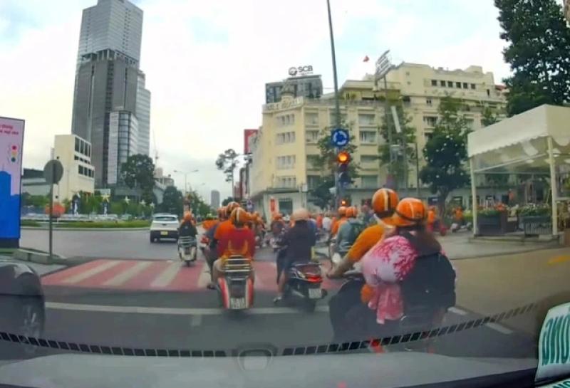 CSGT TP.HCM lập 10 biên bản vụ đoàn xe Vespa vượt đèn đỏ - Ảnh 2.
