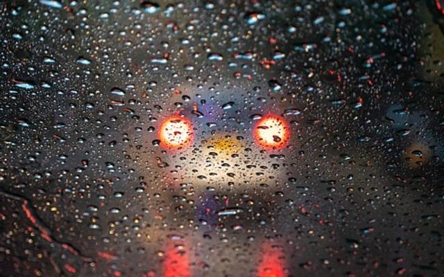 Lái ô tô dưới mưa bão: Vì sao không nên 'nháy' đèn pha, bật đèn khẩn cấp? - Ảnh 1.