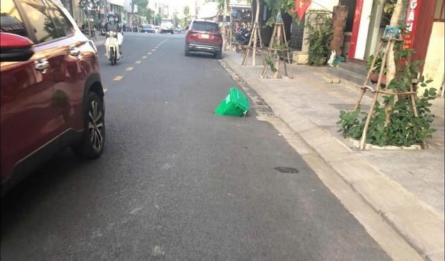 Lỗ thủng nguy hiểm xuất hiện trên mặt đường Lê Thế Hiếu tại Quảng Trị - Ảnh 1. Lỗ thủng nguy hiểm xuất hiện trên mặt đường Lê Thế Hiếu tại Quảng Trị - Ảnh 1.