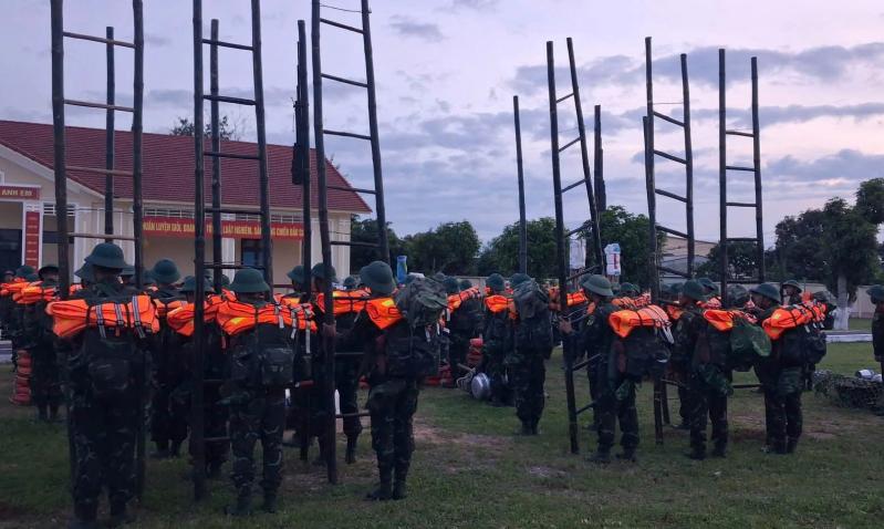 Quân đội Quảng Trị dốc sức ứng phó bão số 5, đảm bảo tính mạng, tài sản nhân dân- Ảnh 2.