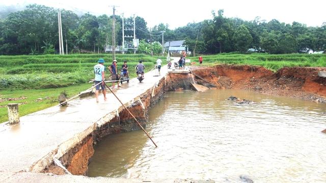 Lũ lớn xé toạc đập tràn , hàng trăm người dân gặp khó khăn tại Mật Thành - Ảnh 1.