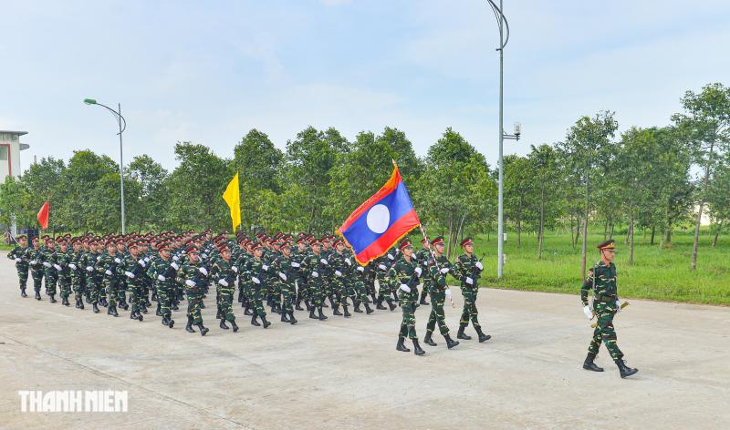 Khối trưởng quân đội Lào: 'Tình cảm người dân Việt Nam dành cho chúng tôi là vô giá’- Ảnh 1. Khối trưởng quân đội Lào: 'Tình cảm người dân Việt Nam dành cho chúng tôi là vô giá’- Ảnh 1.