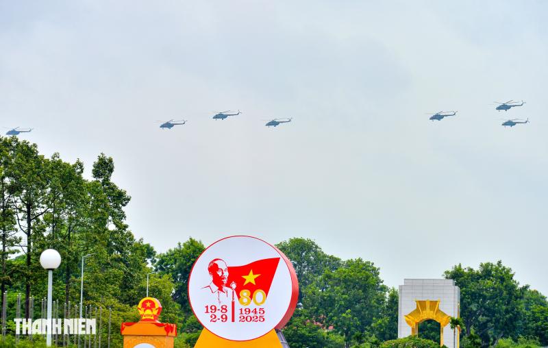 Biên đội trực thăng, CASA lần đầu luyện bay diễu binh trên Quảng trường Ba Đình- Ảnh 17. Biên đội trực thăng, CASA lần đầu luyện bay diễu binh trên Quảng trường Ba Đình- Ảnh 17.