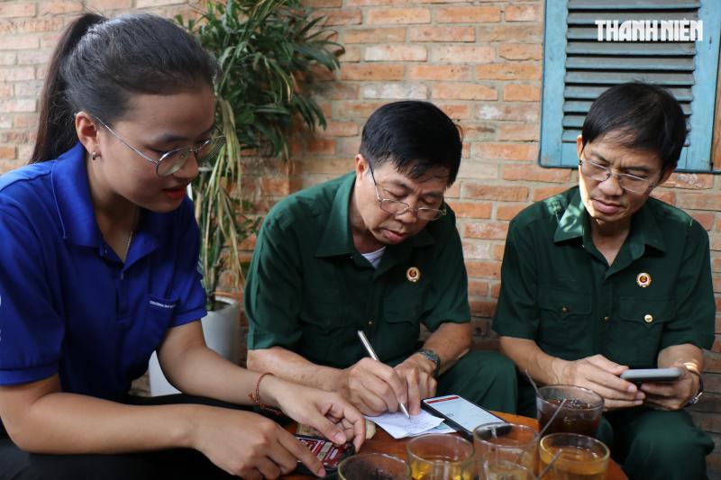 Người lớn tuổi ở TP.HCM đến quán cà phê học chuyển đổi số- Ảnh 4.