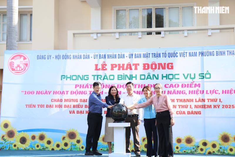 Người lớn tuổi ở TP.HCM đến quán cà phê học chuyển đổi số- Ảnh 5.