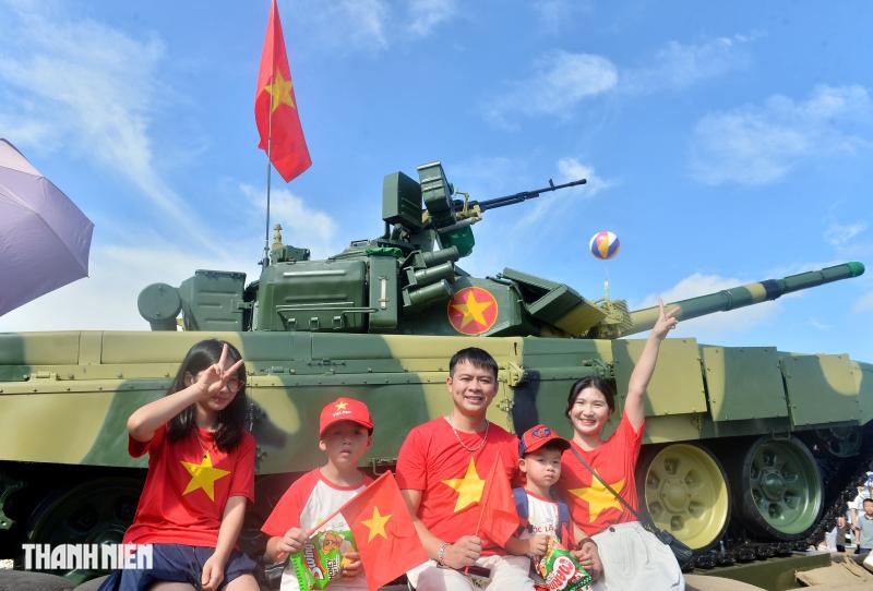 Người dân bất ngờ được chụp ảnh, tận tay sờ tên lửa, xe tăng của Việt Nam- Ảnh 14.
