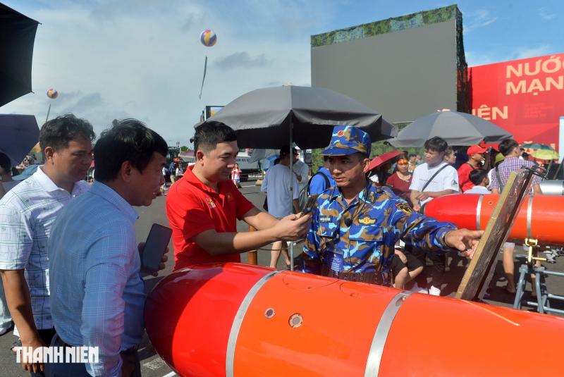 Người dân bất ngờ được chụp ảnh, tận tay sờ tên lửa, xe tăng của Việt Nam- Ảnh 5.