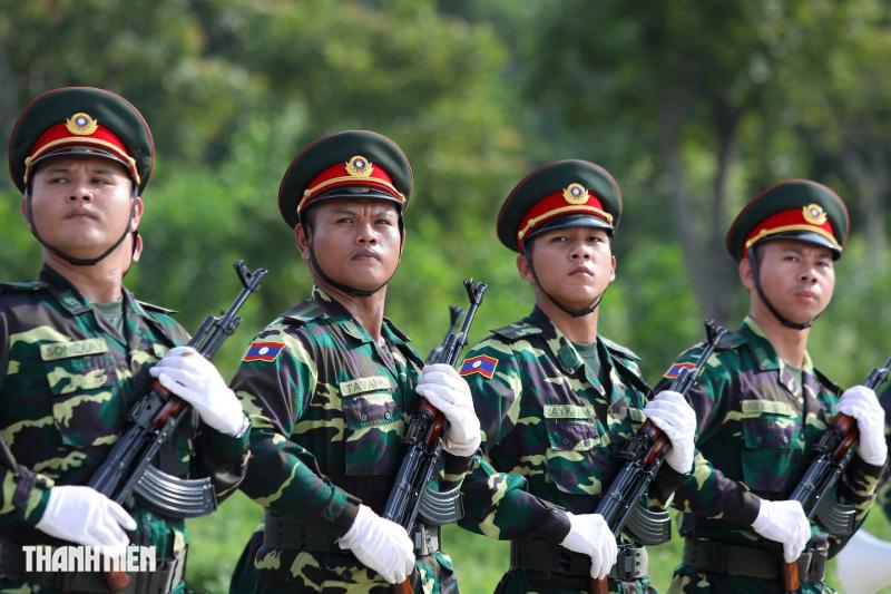 Khối trưởng quân đội Lào: 'Tình cảm người dân Việt Nam dành cho chúng tôi là vô giá’- Ảnh 5. Khối trưởng quân đội Lào: 'Tình cảm người dân Việt Nam dành cho chúng tôi là vô giá’- Ảnh 5.