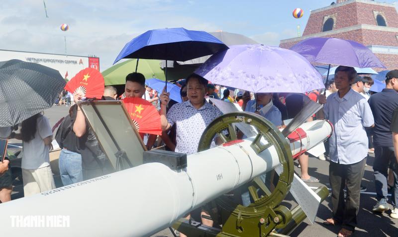 Người dân bất ngờ được chụp ảnh, tận tay sờ tên lửa, xe tăng của Việt Nam- Ảnh 10.