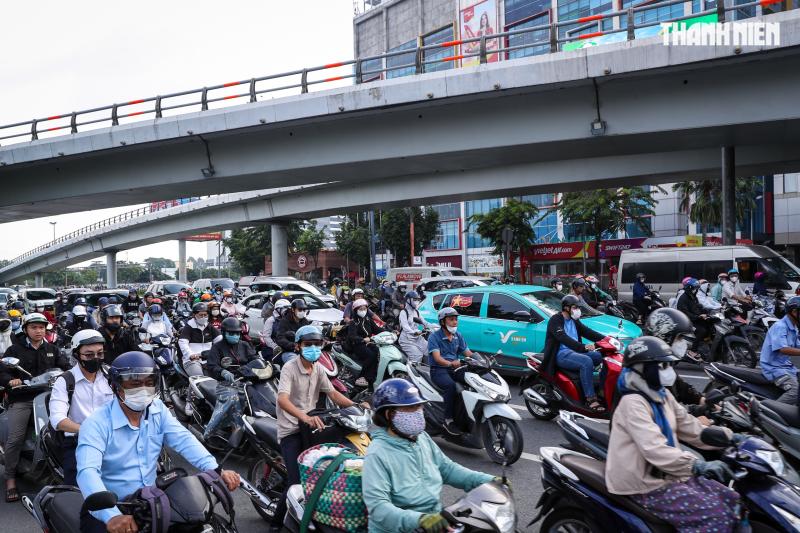 Xe kẹt cứng đường Bạch Đằng cửa ngõ sân bay Tân Sơn Nhất mỗi ngày - Ảnh 13. Xe kẹt cứng đường Bạch Đằng cửa ngõ sân bay Tân Sơn Nhất mỗi ngày - Ảnh 13.