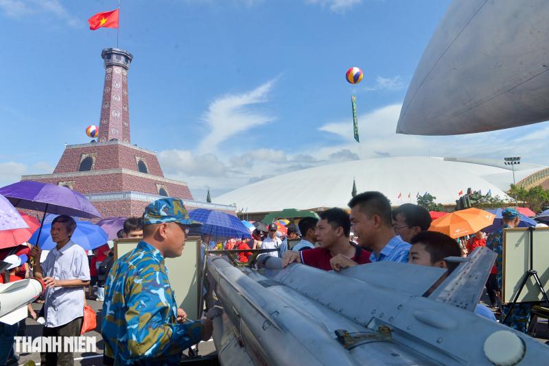 Người dân bất ngờ được chụp ảnh, tận tay sờ tên lửa, xe tăng của Việt Nam- Ảnh 9.