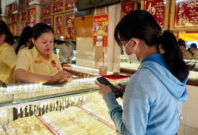 Giá vàng hôm nay 19.8.2025: Vàng miếng SJC đắt hơn thế giới lên 18,7 triệu đồng/lượng - Ảnh 1.