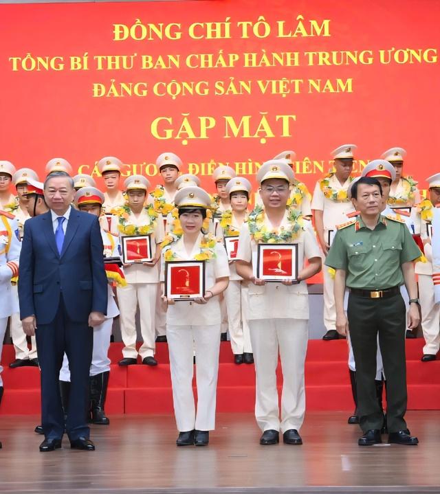 Giữ Tổ quốc bình yên: Chặn đứng tội phạm trên không gian mạng- Ảnh 1. Giữ Tổ quốc bình yên: Chặn đứng tội phạm trên không gian mạng- Ảnh 1.