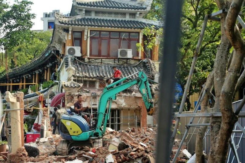 Phá dỡ một phần nhà hàng Thủy Tạ cạnh hồ Hoàn Kiếm- Ảnh 2. Phá dỡ một phần nhà hàng Thủy Tạ cạnh hồ Hoàn Kiếm- Ảnh 2.