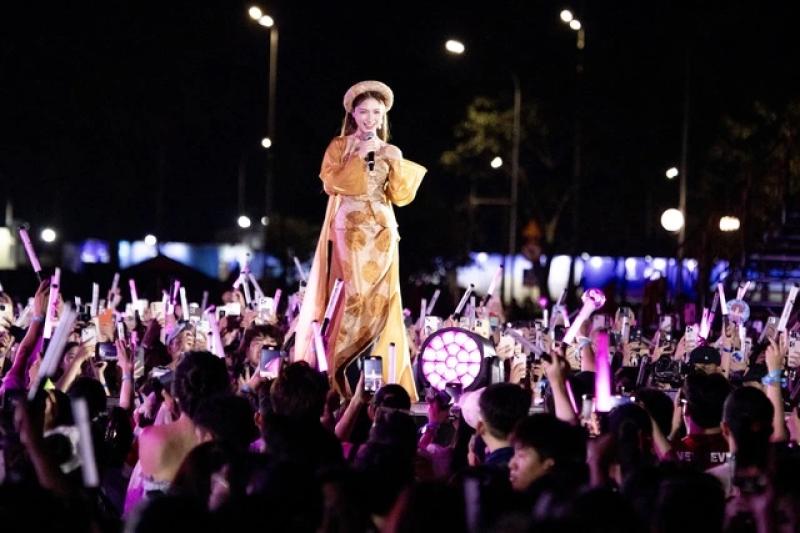 Cặp đôi Đen và Hoàng Thùy Linh đốt nóng V Concert - Ảnh 3.