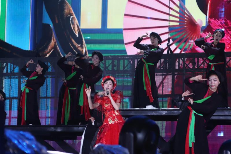 Hòa Minzy hát 'Bắc Bling', Soobin trình diễn 'Trống cơm' trước hàng chục ngàn khán giả- Ảnh 5.