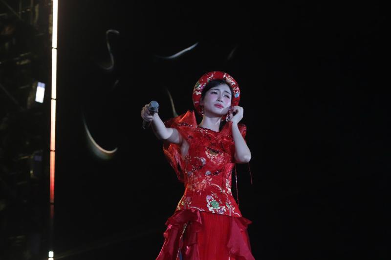 Hòa Minzy hát 'Bắc Bling', Soobin trình diễn 'Trống cơm' trước hàng chục ngàn khán giả- Ảnh 7.