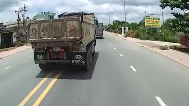 'Hung thần' xe ben thúc còi ầm ĩ, vượt ẩu phóng như bay trên tỉnh lộ - Ảnh 1.