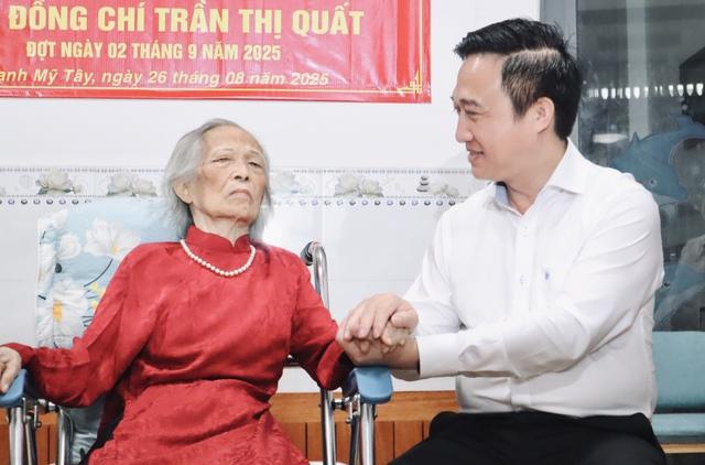 Phó bí thư Thành ủy TP.HCM trao Huy hiệu 80 tuổi Đảng cho cụ Trần Thị Quất - Ảnh 1.