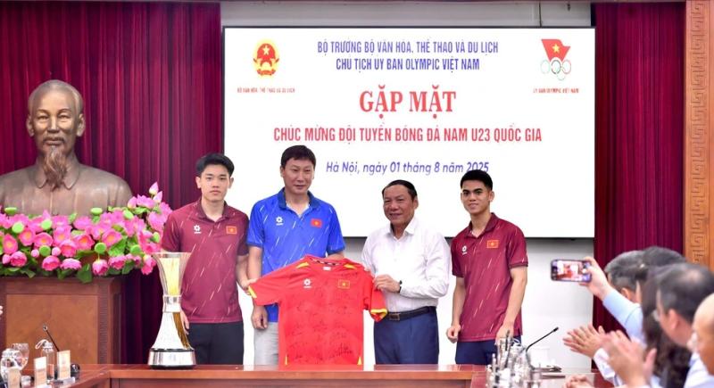 HLV Kim Sang-sik và U.23 Việt Nam được trao tặng Bằng khen của Thủ tướng, Bộ trưởng nói lời xúc động- Ảnh 3.