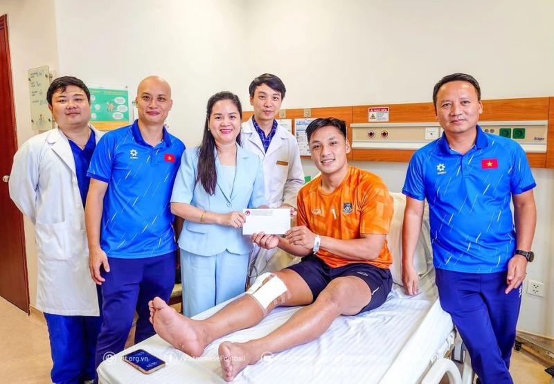 Thủ môn Hồ Văn Ý vừa phẫu thuật dây chằng chéo trước, VFF thăm hỏi động viên- Ảnh 1.