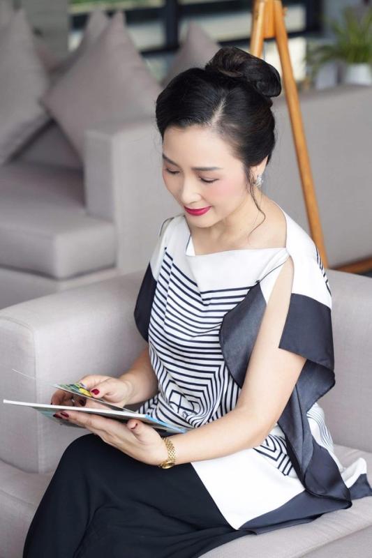 Khánh Huyền trở lại với vai bà Lý trong phim Gió ngang khoảng trời xanh - Ảnh 1. Khánh Huyền trở lại với vai bà Lý trong phim Gió ngang khoảng trời xanh - Ảnh 1.