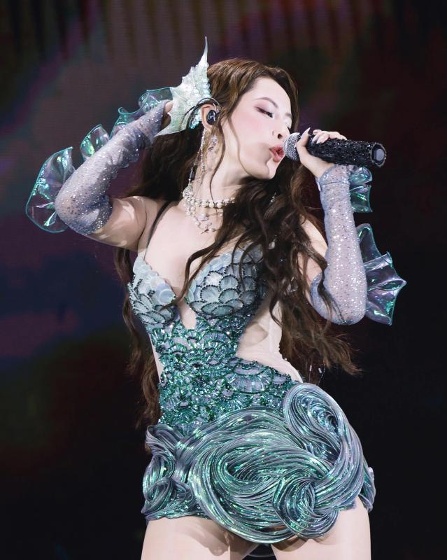 Chi Pu hóa mỹ nhân ngư khuấy đảo đêm nhạc 'Siren Calling' - Ảnh 1. Chi Pu hóa mỹ nhân ngư khuấy đảo đêm nhạc 'Siren Calling' - Ảnh 1.