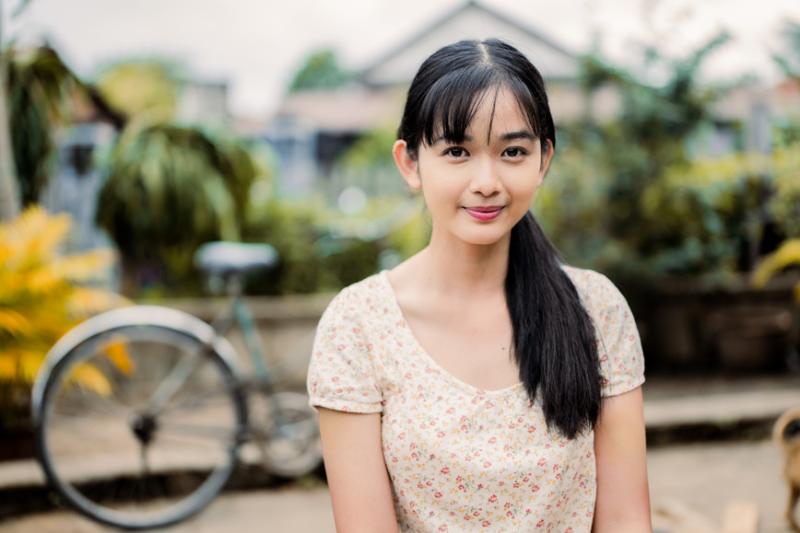 Nàng thơ ‘gây sốt’ trong phim có NSƯT Hoài Linh đóng là ai? - Ảnh 1.