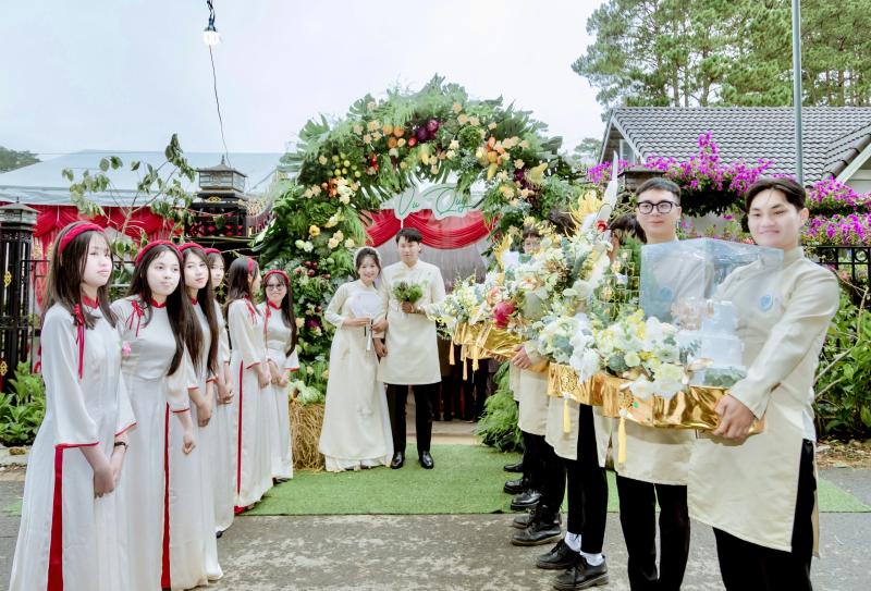 Đám cưới trang trí rau củ tận 500 kg: Khách mời, hàng xóm nhận quà mang về- Ảnh 4.