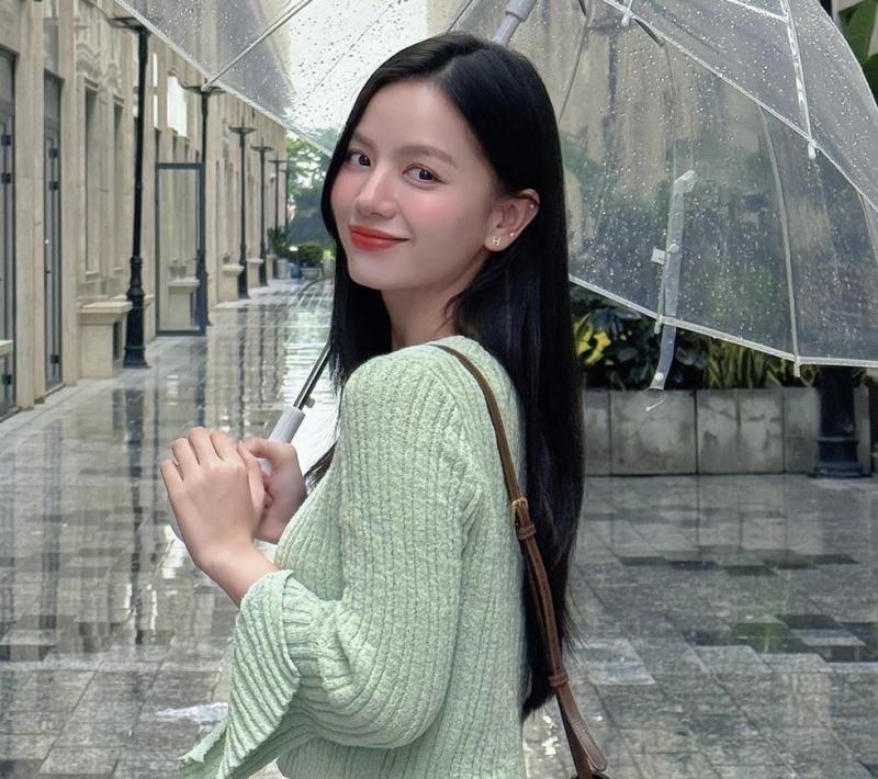 Nhan sắc đời thường của Lê Hạ Anh - ‘bóng hồng’ hiếm hoi trong ‘Mưa đỏ’ - Ảnh 10.