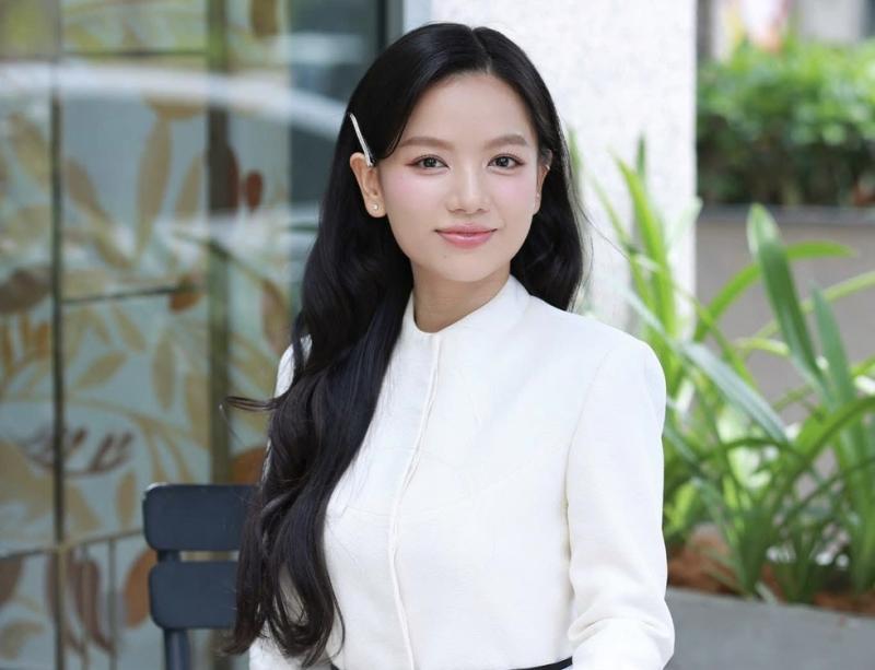 Nhan sắc đời thường của Lê Hạ Anh - ‘bóng hồng’ hiếm hoi trong ‘Mưa đỏ’ - Ảnh 2.