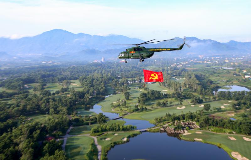 10 trực thăng huấn luyện bay kéo cờ Đảng, cờ Tổ quốc trên bầu trời Hà Nội- Ảnh 11. 10 trực thăng huấn luyện bay kéo cờ Đảng, cờ Tổ quốc trên bầu trời Hà Nội- Ảnh 11.