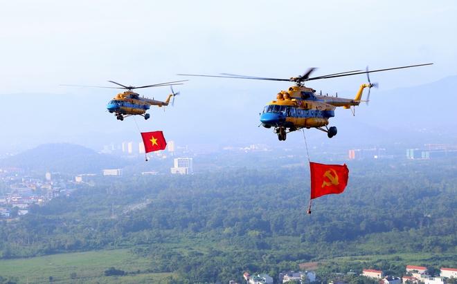 10 trực thăng huấn luyện bay kéo cờ Đảng, cờ Tổ quốc trên bầu trời Hà Nội- Ảnh 5. 10 trực thăng huấn luyện bay kéo cờ Đảng, cờ Tổ quốc trên bầu trời Hà Nội- Ảnh 5.