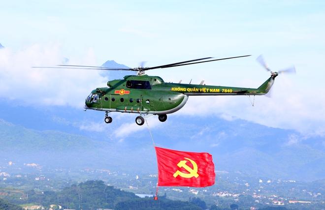 10 trực thăng huấn luyện bay kéo cờ Đảng, cờ Tổ quốc trên bầu trời Hà Nội- Ảnh 8. 10 trực thăng huấn luyện bay kéo cờ Đảng, cờ Tổ quốc trên bầu trời Hà Nội- Ảnh 8.