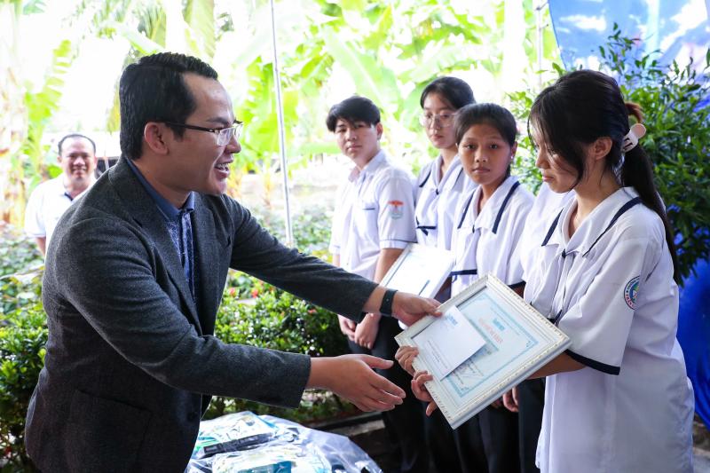 Báo Thanh Niên khánh thành cây cầu 'trong mơ' ở vùng đất cuối bản đồ Việt Nam- Ảnh 9. Báo Thanh Niên khánh thành cây cầu 'trong mơ' ở vùng đất cuối bản đồ Việt Nam- Ảnh 9.