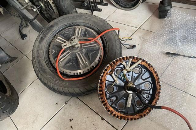Vì sao lốp xe máy điện khó tháo lắp hơn xe máy xăng - Ảnh 2. Vì sao lốp xe máy điện khó tháo lắp hơn xe máy xăng - Ảnh 2.