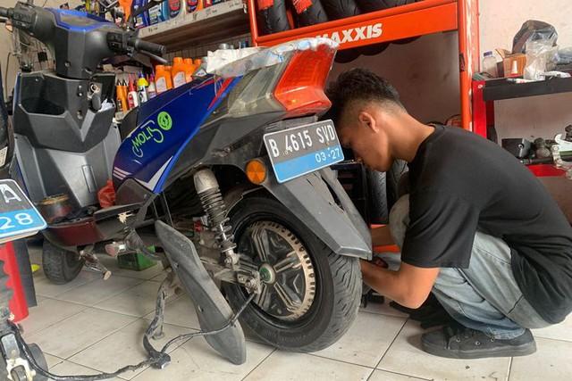 Vì sao lốp xe máy điện khó tháo lắp hơn xe máy xăng - Ảnh 3. Vì sao lốp xe máy điện khó tháo lắp hơn xe máy xăng - Ảnh 3.