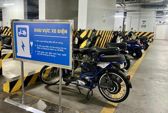 3 lưu ý khi sạc pin tháo rời cho xe máy điện - Ảnh 2. Sạc pin tháo rời xe máy điện sao cho bền? - Ảnh 2.