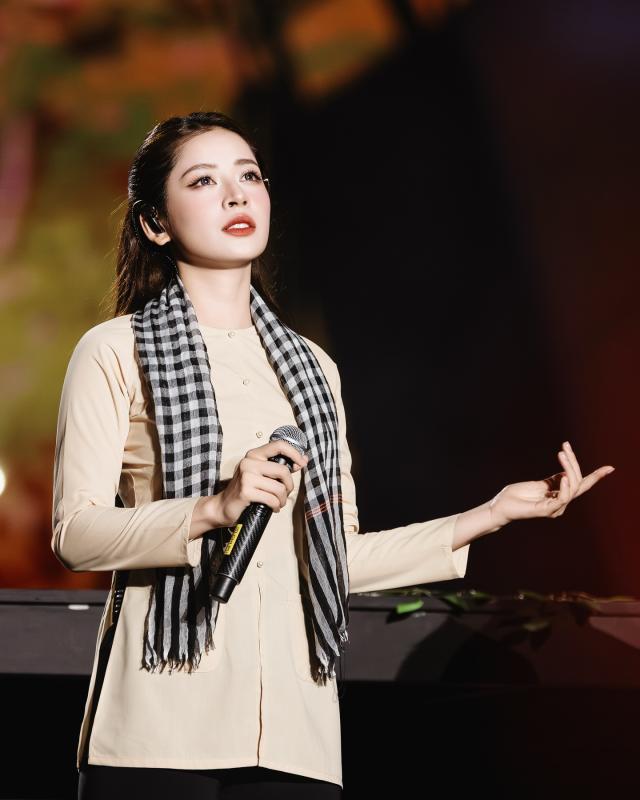 Hình ảnh khác lạ của Chi Pu- Ảnh 2. Hình ảnh khác lạ của Chi Pu- Ảnh 2.