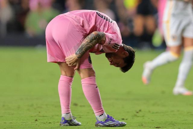 Messi có hành động cực lạ gây lo lắng, điều gì đã xảy ra? - Ảnh 2.