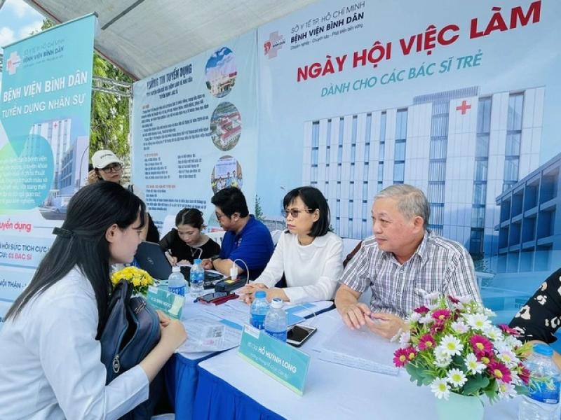Cơ hội cho bác sĩ trẻ cả nước làm việc tại bệnh viện hàng đầu ở TP.HCM- Ảnh 1.
